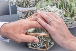 Photo mariage mains des mariés avec alliance
