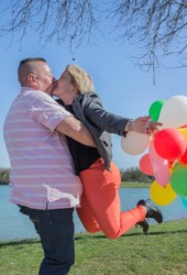 Photo de couple heureux avec des ballons multicolores