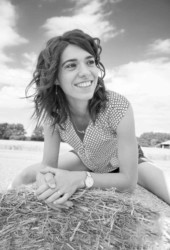 photo portrait femme botte de paille