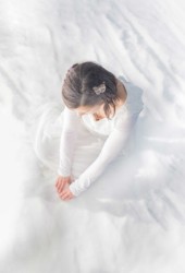 Portrait photo d'une femme dans la neige