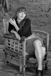 Portrait photo portrait femme assisse sur un vieux fauteuil en bois