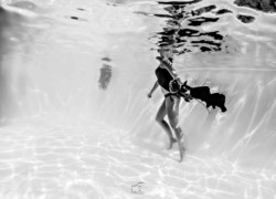 photo underwater femme noir et blanc