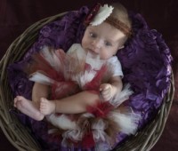 photo de bébé en tutu violet