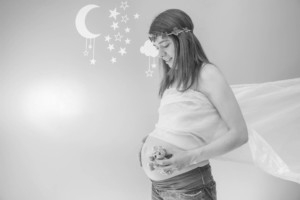 photo de grossesse en noir et blanc