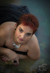 Portrait femme dans l'eau